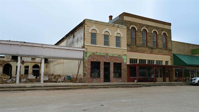 111 W Gilbert Street, Henrietta, TX 76365