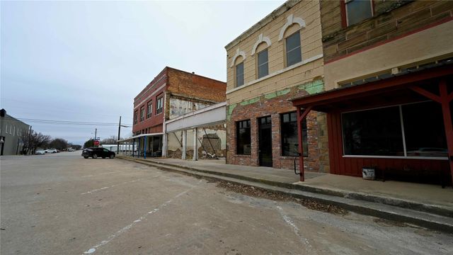 111 W Gilbert Street, Henrietta, TX 76365