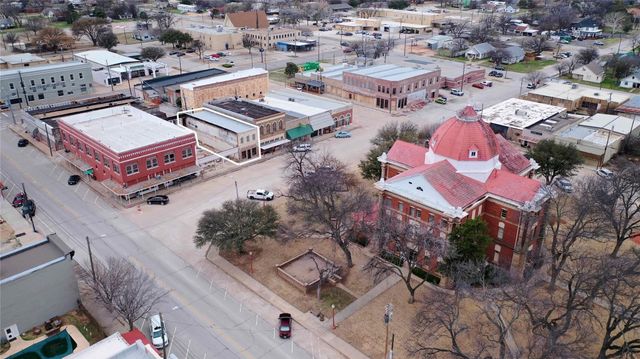 111 W Gilbert Street, Henrietta, TX 76365