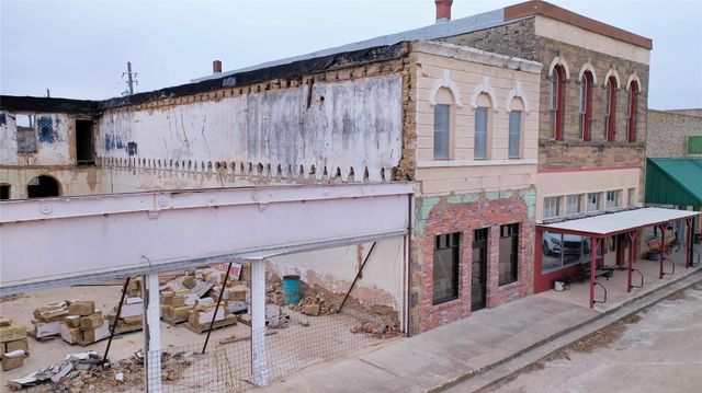 111 W Gilbert Street, Henrietta, TX 76365