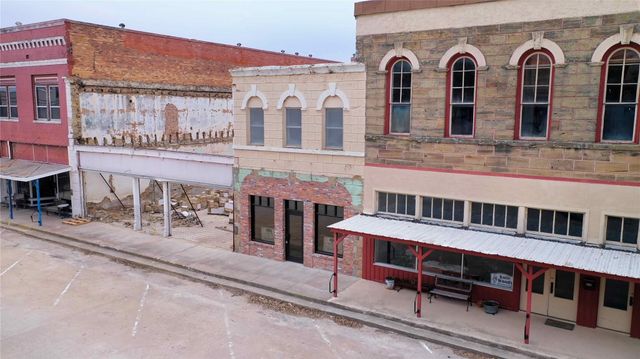 111 W Gilbert Street, Henrietta, TX 76365