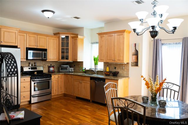 7 Victorian Court, Milton, NY 12547