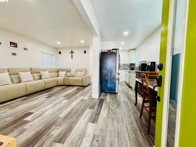 418 Douglas Ave, Oakland, CA 94603