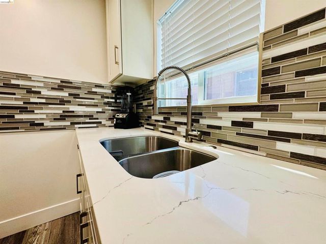 418 Douglas Ave, Oakland, CA 94603