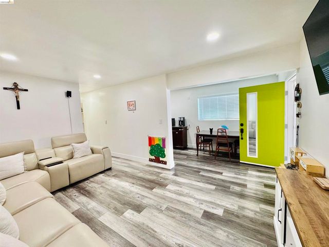 418 Douglas Ave, Oakland, CA 94603