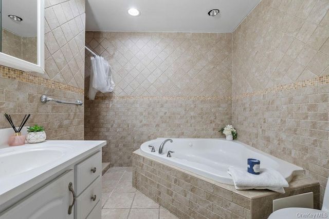 160 E Kearsing Parkway, Monsey, NY 10952
