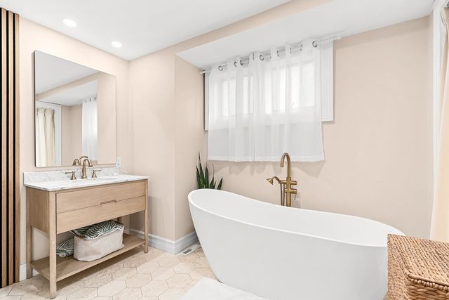 147 Cushing St 5, Cambridge, MA 02138