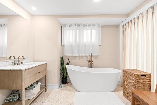 147 Cushing St 5, Cambridge, MA 02138