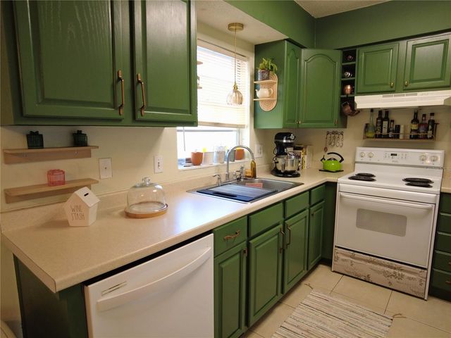 6930A PLACE DE LA PAIX 2B, South Pasadena, FL 33707