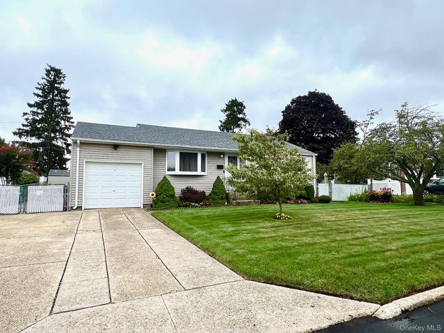 23 Franklin Street, Islip, NY 11751