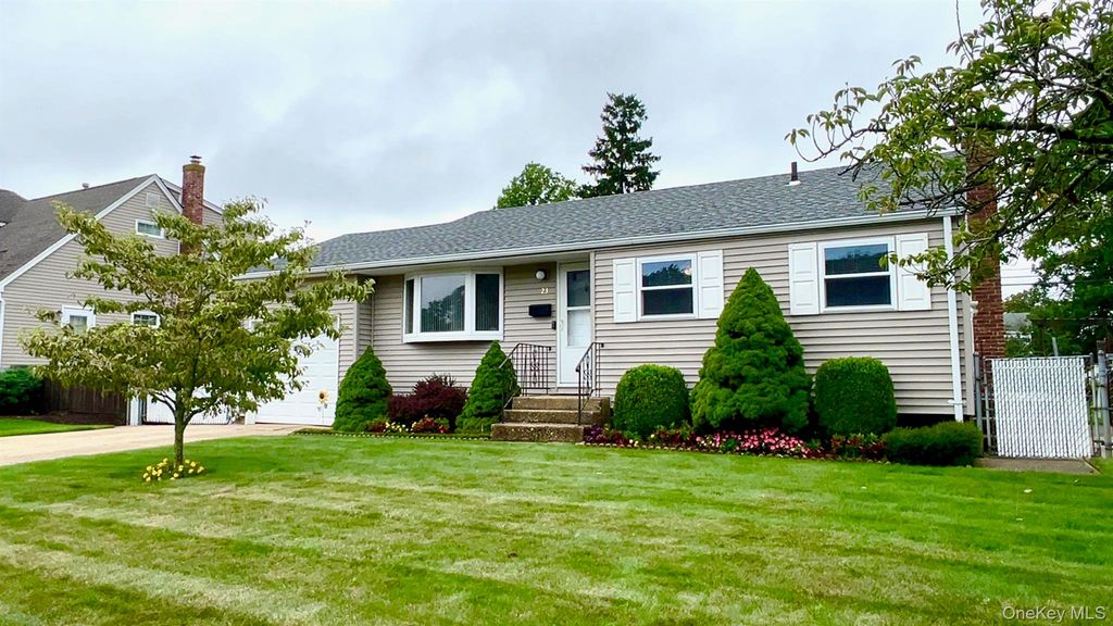 23 Franklin Street, Islip, NY 11751