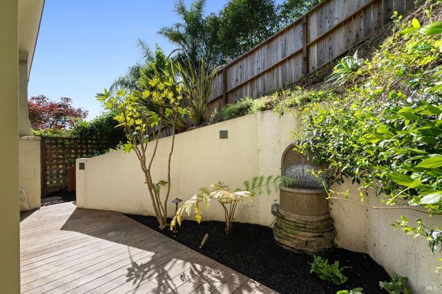 21 Hillside Ave, Kentfield, CA 94904