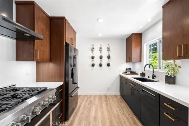 299 Mesa Drive, Costa Mesa, CA 92627
