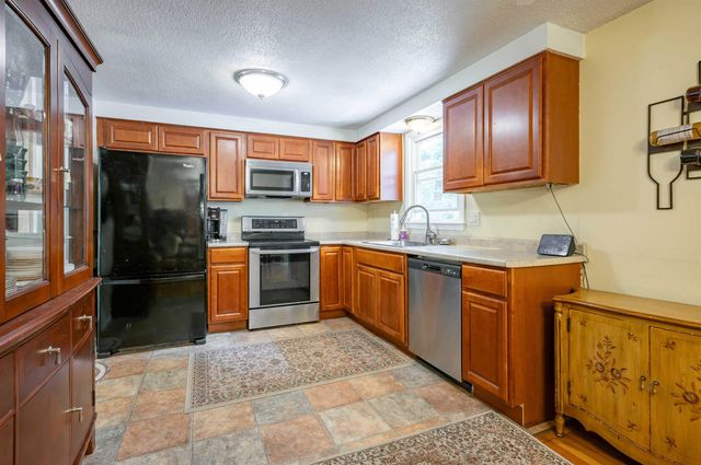 72 Hovey Road, Londonderry, NH 03053