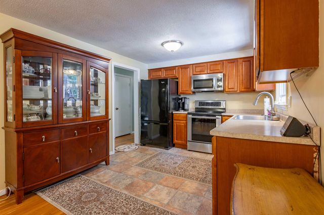 72 Hovey Road, Londonderry, NH 03053