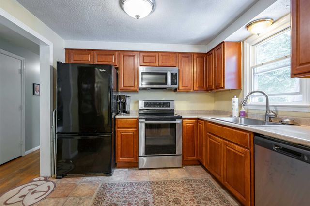 72 Hovey Road, Londonderry, NH 03053