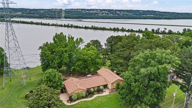 214 N Shore Drive, Russellville, AR 72802