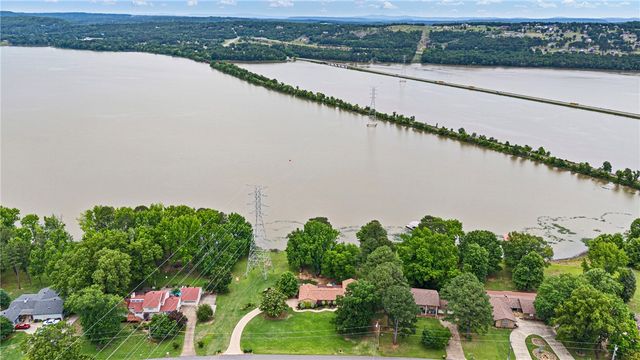 214 N Shore Drive, Russellville, AR 72802