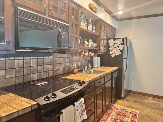 214 N Shore Drive, Russellville, AR 72802