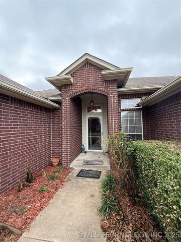 213 W Charleston Street, Broken Arrow, OK 74011