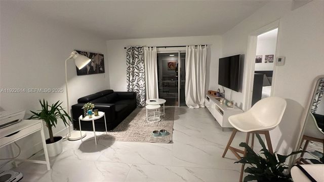 2970 NE 16th Ave 111, Oakland Park, FL 33334