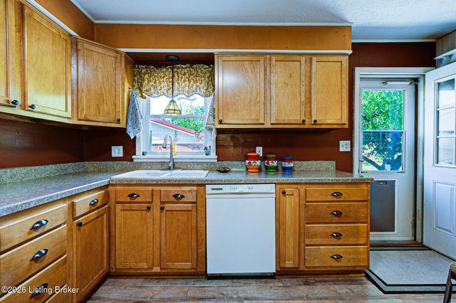 5502 Deering Heights Dr, Louisville, KY 40272