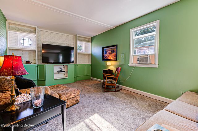 5502 Deering Heights Dr, Louisville, KY 40272