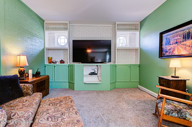 5502 Deering Heights Dr, Louisville, KY 40272