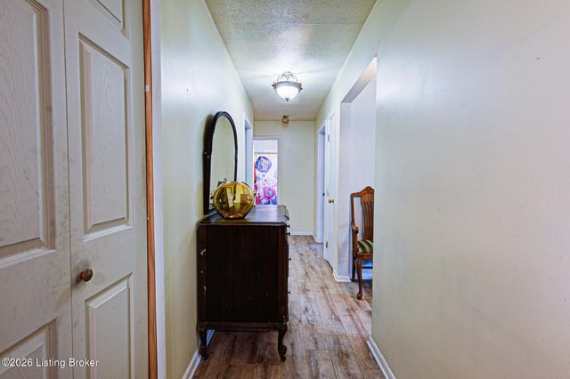 5502 Deering Heights Dr, Louisville, KY 40272