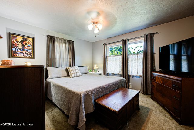 5502 Deering Heights Dr, Louisville, KY 40272