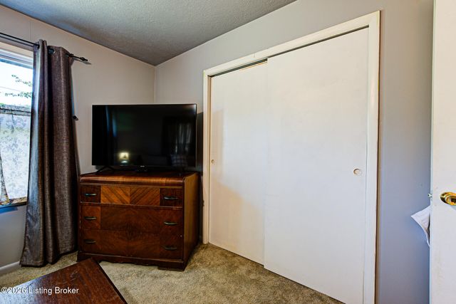 5502 Deering Heights Dr, Louisville, KY 40272