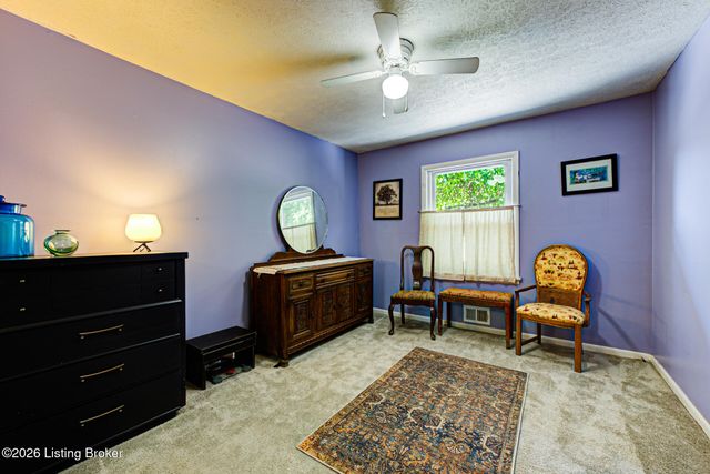 5502 Deering Heights Dr, Louisville, KY 40272