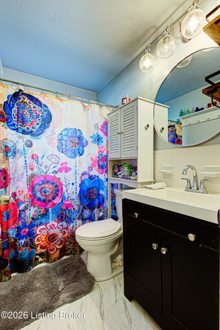 5502 Deering Heights Dr, Louisville, KY 40272