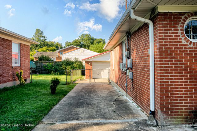 5502 Deering Heights Dr, Louisville, KY 40272