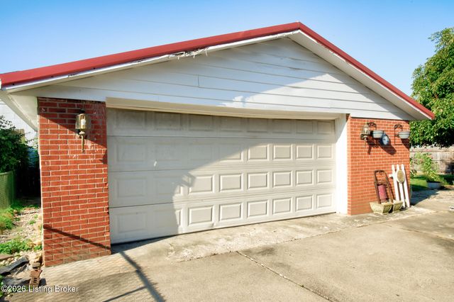 5502 Deering Heights Dr, Louisville, KY 40272