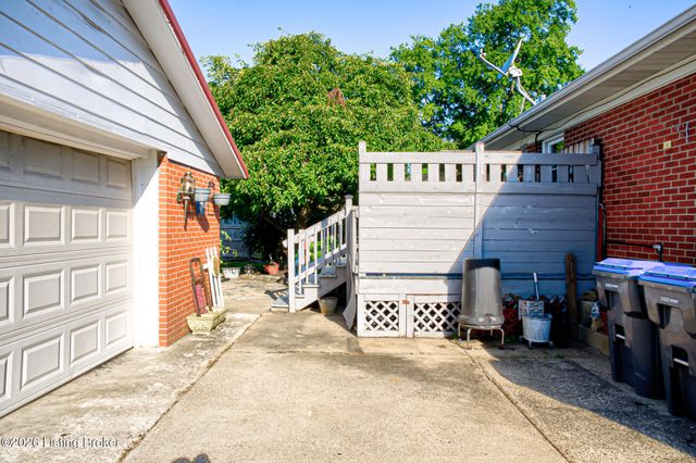 5502 Deering Heights Dr, Louisville, KY 40272