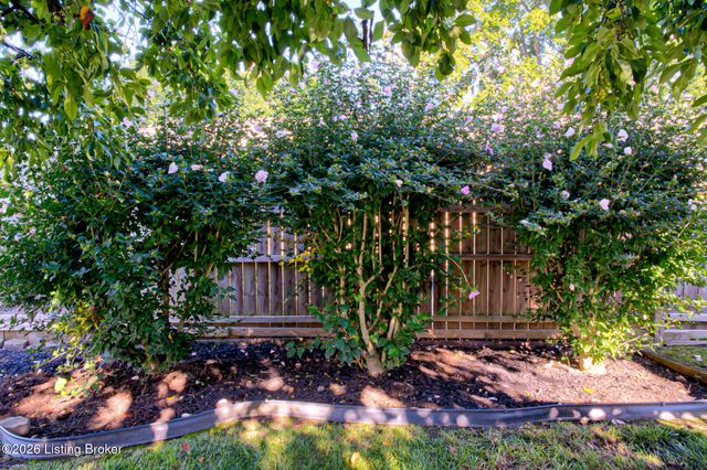5502 Deering Heights Dr, Louisville, KY 40272