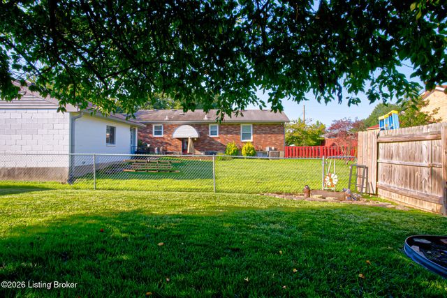 5502 Deering Heights Dr, Louisville, KY 40272