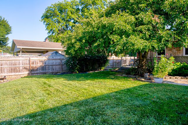 5502 Deering Heights Dr, Louisville, KY 40272