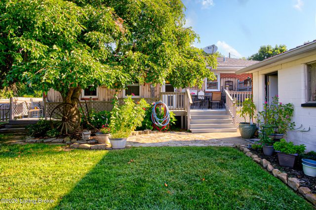 5502 Deering Heights Dr, Louisville, KY 40272