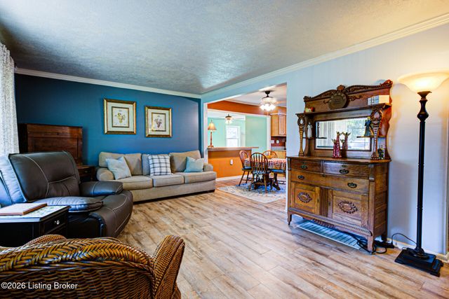 5502 Deering Heights Dr, Louisville, KY 40272