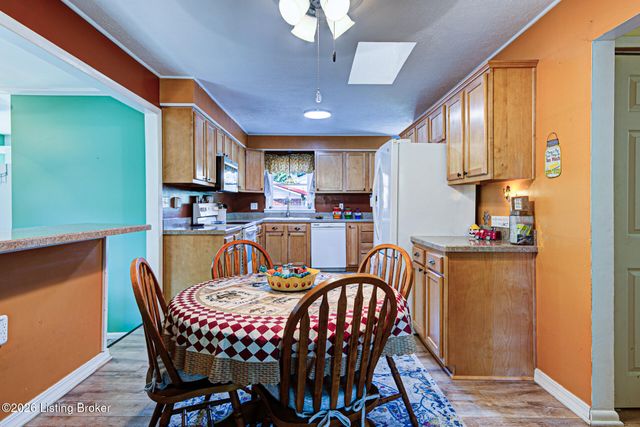 5502 Deering Heights Dr, Louisville, KY 40272