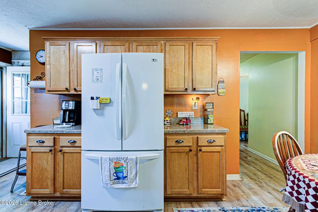 5502 Deering Heights Dr, Louisville, KY 40272