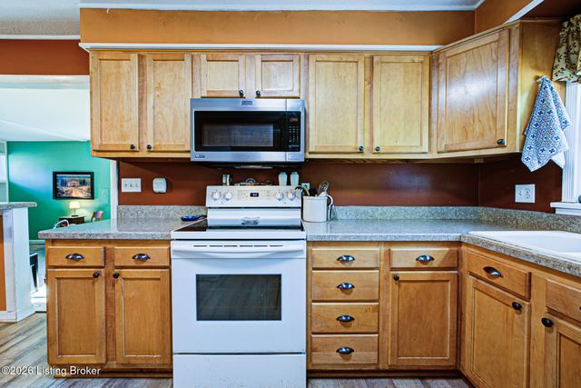 5502 Deering Heights Dr, Louisville, KY 40272