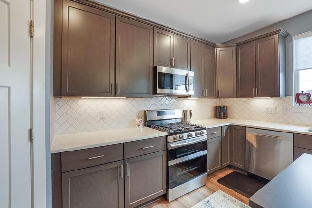 1390 Foxwood PASS, Oconomowoc, WI 53066