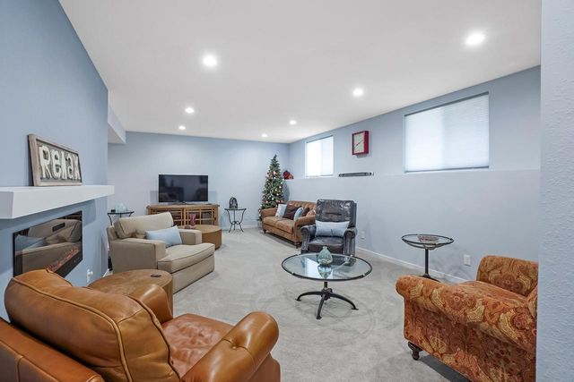 1390 Foxwood PASS, Oconomowoc, WI 53066