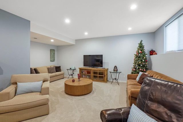 1390 Foxwood PASS, Oconomowoc, WI 53066