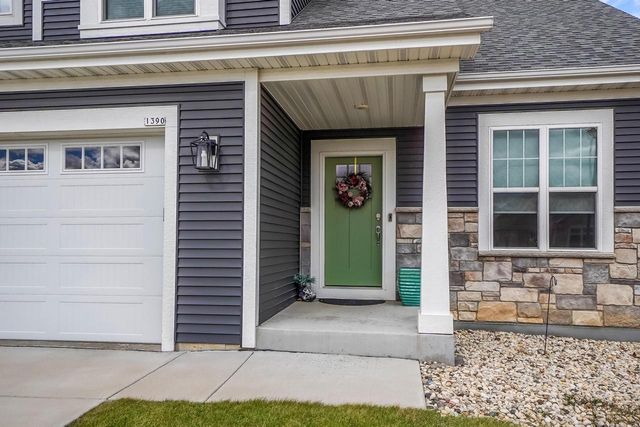 1390 Foxwood PASS, Oconomowoc, WI 53066