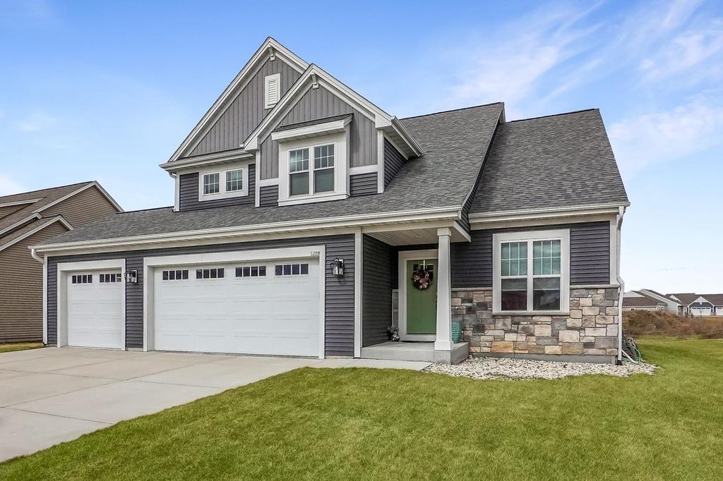 1390 Foxwood PASS, Oconomowoc, WI 53066