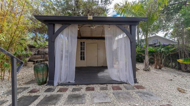 3520 SW 25th St, Miami, FL 33133